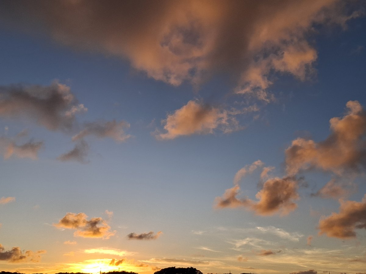 沖縄の海の夕暮れ（玉城さん撮影）